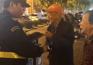 長(zhǎng)興島宗保治安巡邏，撿到手機(jī)，及時(shí)歸還失主