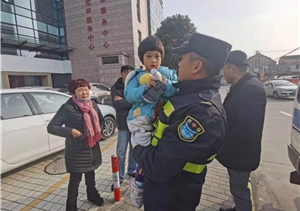 路遇迷途小朋友，輔助隊(duì)員護(hù)安全 ——周浦輔警項(xiàng)目隊(duì)員幫助走失孩