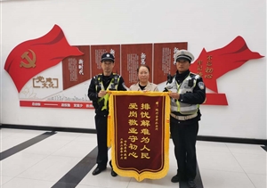 轎車爆胎車主急 特保助其排憂難 —閔行莘莊工業(yè)區(qū)項目隊員熱心幫