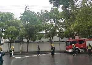 宗保隊員積極協(xié)助維護火災現(xiàn)場交通秩序